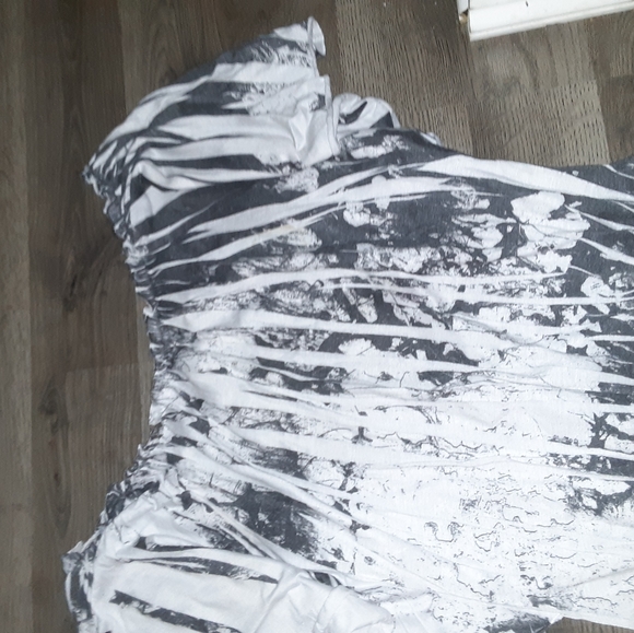 Beautiful black and white top - Picture 2 of 3